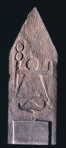 00357 Votivstele, die Tanit, Göttin von Karthago, darstellt, die einen Hermesstab mit einem Delphin hält und eine Inschrift darunter, phönizisch, aus Tophet El-Horfa, Algerien, 2.-1. Jahrhundert v. Chr. von Unbekannt