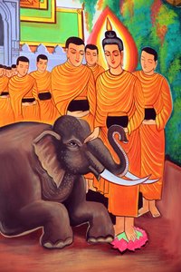 Wat Si Muang (Simuong) buddhistischer Tempel. Gemälde, das die Lebensgeschichte von Shakyamuni Buddha darstellt. Ein wilder Elefant gezähmt durch Liebenswürdigkeit