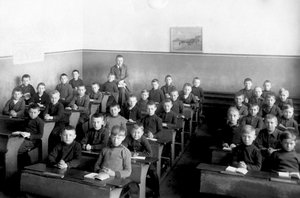 Eine Jungenklasse, die Schüler tragen Uniformen von Unbekannter Künstler