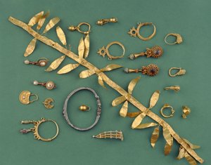 Eine Sammlung hellenistischer, byzantinischer und römischer Schmuckstücke, darunter ein Goldblatt-Diadem, ein östlicher Mittelmeer-Silberarmreif, halbmondförmige Anhänger und eine Goldfibel, aus der Zeit vom 3. bis 1. Jahrhundert n. Chr. von Unbekannt