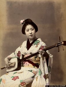 Eine Geisha spielt Shamisen (koloriertes Foto)