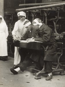 Eine Krankenschwester übersetzt die Nachrichten für die verwundeten Soldaten der Alliierten Streitkräfte von Unbekannt