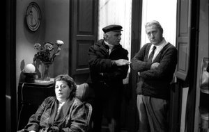 Alberto Sordi, Mario Monicelli und Shelley Winters auf der Bühne von "Un borghese piccolo piccolo", Regie Mario Monicelli von Unbekannt