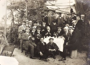Album "Meine Mittelmeerreise 1910": Gruppe von Menschen posiert, während sie in einem Garten anstoßen