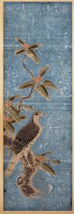 Ein ishizuri-e, das einen Falken auf einem Nanten-Zweig zeigt, vor blauem Hintergrund