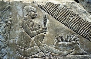 Detail der Reliefs, die einen Fischer darstellen von Leopold Blonder