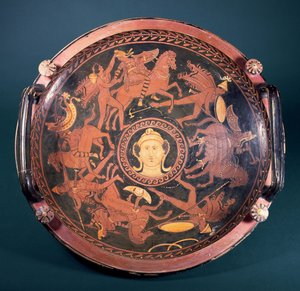 Apulische rotfigurige Patera mit Szenen der Griechen im Kampf gegen die Amazonen, griechisch, hergestellt in Süditalien, 4. Jahrhundert v. Chr., zugeschrieben dem Baltimore-Maler von Unbekannt