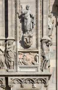 Architektur: Statue des Heiligen Lukas (1811) und Flachrelief, das die Erscheinung des Engels vor Samsons Mutter darstellt (1659). Detail der Fassade der Kathedrale (Dom oder Duomo) von Mailand, Italien von Unbekannt