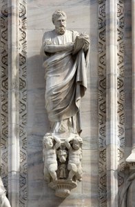 Architektur: Statue des Heiligen Markus von Donato Carabelli (1811). Detail der Fassade der Kathedrale (Dom oder Duomo) von Mailand, Italien