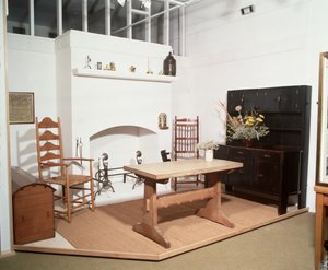 Arts and Crafts Innenraum mit Möbeln und Metallarbeiten, entworfen von Ernest Gimson und Ernest Barnsley von Unbekannt