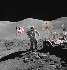 Astronaut Eugene Cernan geht während des EVA auf das LRV zu von Unbekannt