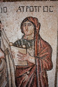 Atropos - Eine der drei Schicksalsgöttinnen, dargestellt mit einer offenen Schriftrolle, auf der das Leben des Achilles geschrieben steht - Detail des Panels, das das erste Bad des Achilles darstellt - Paphos-Mosaiken, Villa des Theseus, 5. Jahrhundert n.  von Unbekannt