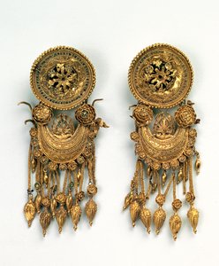 Attische Ohrringe mit Filigran-Granulation und Emaille, aus dem Bosporanischen Königreich, erste Hälfte des 4. Jahrhunderts v. Chr.