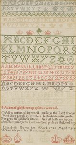 Bandsampler mit Alphabet, Zahlen und einem Vers, gearbeitet von Elizabeth Howe von Unbekannt