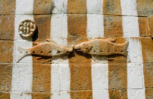 Basrelief von zwei Fischen auf dem Gehege der Gomateshwara-Statue
