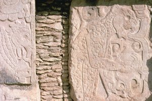 Basrelief, das Jaguare zeigt, die menschliche Herzen aus Opfern herausziehen (Stein)