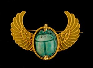Blau glasierter Steatit-Skarabäus in einer goldenen geflügelten Brosche