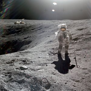 Charles M. Duke, Jr., Mondlandemodulpilot der Apollo 16 Mission, sammelt Mondproben am Rand des Plum-Kraters, April 1972 von Unbekannt