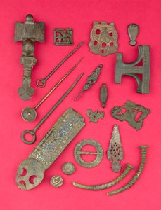 Sammlung von angelsächsischen, wikinger- und keltischen Antiquitäten, darunter angelsächsische Kreuzfibeln und Buchdeckelbeschläge sowie hiberno-wikingerzeitliche Ringkopfnadeln, aus dem 4. Jahrhundert v. Chr. bis zum 9. Jahrhundert n. Chr. von Unbekannt