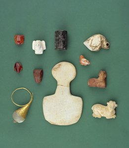 Sammlung östlicher Mittelmeerobjekte, darunter ein sumerisches Geieramulett, ein akkadisches Serpentinsiegel und ein mesopotamischer Karneolfrosch, aus der Zeit von 3300-2000 v. Chr. von Unbekannt