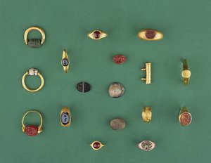 Sammlung von römischem, etruskischem und hellenistischem Schmuck, darunter ein phönizischer Skarabäusring, ein Kamee, Amulett-Halter und ein Achat-Intaglio, aus dem 6. Jahrhundert v. Chr. bis zum 4. Jahrhundert n. Chr. von Unbekannt