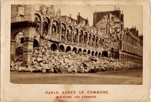 Kommune von Paris (1871) gesehen vom zerstörten Finanzministerium. Fotografie. Druck auf Karton Dim. 10,4x6,9 cm