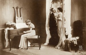 Liebespaar und junges Mädchen spielen Klavier, Paris, ca. 1920 (Postkarte)