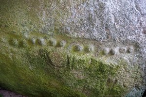 Überdachter Gang von Kerguntuil, Innenraum des Dolmens, Detailgravur in Punkten. Ca. 2000 v. Chr., Tregastel, Côtes-d