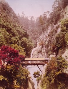 Überdachte Brücke in einer steilen Schlucht, mit Wasserfällen im Hintergrund, Japan, ca. 1890-1910 von Unbekannt