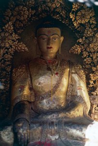 Krypta mit Buddha-Statue, Swayambhunath (Affentempel), Kathmandu-Tal (UNESCO-Welterbe)