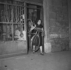 Radfahrerin Alfonsina Strada (Alfonsa Rosa Maria Morini) verlässt ihr Geschäft in der Varesina-Straße 80, Mailand, Italien