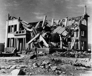 Zerstörtes Gebäude der Chugoku-Kohleverteilungsgesellschaft in Hiroshima (auch bekannt als Hiroshima-Gasgesellschaft; Gebäude 12), Japan, 8. November 1945 (s/w Foto) von Unbekannt