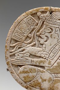 Detail eines Maya-Rundels, das einen im Schneidersitz sitzenden Schreiber mit Feder in der Hand darstellt, ca. 550-950