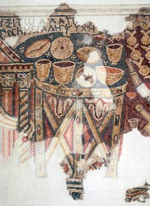 Detail eines Mosaikbodens, der den Opfertisch mit Bechern, Schalen und Broten aus der Samaritaner-Synagoge in El-Khirbe, Westjordanland, 4. Jahrhundert n. Chr. darstellt
