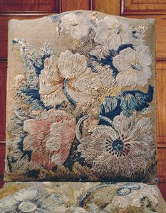 Detail einer Abdeckung, gearbeitet von Jane Allgood, übergroße Blumen in Lang- und Kurzstich in Crewel- und Seidenchenille, alter Goldhintergrund in Zeltstich