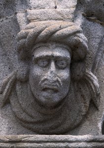 Detail eines Frieses auf einem historischen Gebäude am Platz der Republik in Viana Do Castelo, Portugal von Benjamin Baud
