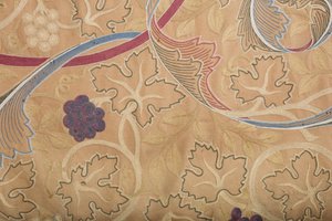 Detail des bestickten Dossals, entworfen von William Morris, ausgestellt an der Ostwand des Chors der Prioratskirche (Foto) von Unbekannter Künstler