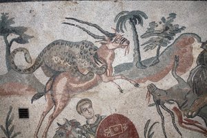 Detail des großen Jagdmosaiks. Ein Leopard greift eine Gazelle an. 3. - 4. Jahrhundert. Römische Villa del Casale, Sizilien. UNESCO-Weltkulturerbe.