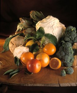 Diät: Stillleben mit Brokkoli, Orangen, Sellerie, Artischocken, Zitronen und Weißkohl.