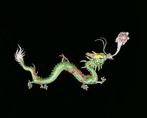 Drache, der eine flammende Perle jagt, dekoratives Detail vom Sockel eines chinesischen Export-Silber-Jardiniere von Chongwoo, späte 19. Jahrhundert (silberunterlegtes polychromes Email) von Unbekannt