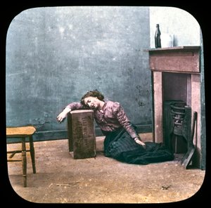 Betrunkene Frau auf dem Boden vor dem Kamin, ca. 1895