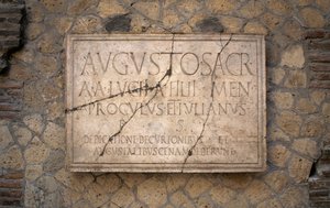 Inschrift auf Marmor, Augustales-Kolleg, archäologische Stätte von Herculaneum (Unesco-Welterbeliste) von Benjamin Baud