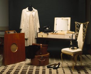 Mode und Möbel der 1920er Jahre (Annees folles): Englisches Radio Murphy 146, Badezimmermöbel in Ebenholz Makassar und Dominique Pergament, weißer Ledersitz und geschmiedetes Eisen, Tischtelefon Monophone Electric Inc Vereinigte Staaten