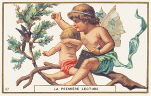 Erste Lesung, weißer Hintergrund. Werbechromolithografie, die zwei Kinder zeigt, die auf einem Ast sitzen. Das größte, mit Flügeln am Rücken (ein Engel?), hält ein Abecedarium in einer Hand offen; mit der anderen Hand will es einen Vogel verjagen, der das  von Unbekannter Künstler