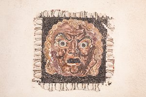 Bodenmosaik aus dem 1. Jahrhundert v. Chr., das eine Dionysos-Maske darstellt, aus einer römischen Villa in der Nähe der Via Ruffinella in Rom, Nationalmuseum von Rom (Museo Nazionale Romano), Rom, Italien