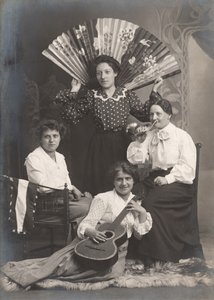 Vier Damen mit Horn, Gitarre und Fächer, Frankreich, ca. 1920 von Unbekannter Künstler