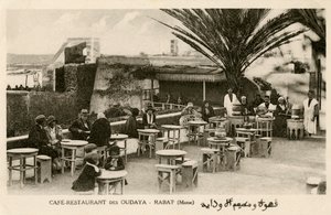 Franzosen und Marokkaner im Oudaya Café, Rabat