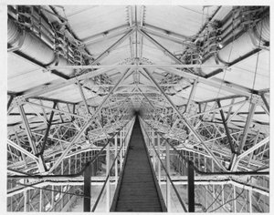 Gangway im Dach des starren Luftschiffhangars in RNAS Pulham von Unbekannt