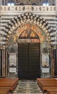 Genua, Duomo (St. Laurentius-Kathedrale), innen, Endonarthex: Blick auf die Gegenfassade und das Hauptportal