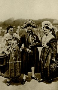 Deutschland. Menschen aus dem bayerischen Hochland in kostbaren mittelalterlichen Kostümen. 1920 von Unbekannt